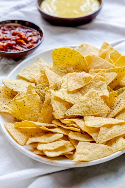 Tex mex tortilla chips di mais con salsa al formaggio cheddar e salsa