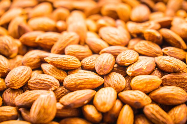 Texture di noci di mandorle e superficie con motivo