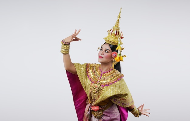 Thailandia Ballando in khon Benjakai mascherato su grigio. Arte tailandese con un costume e una danza unici.