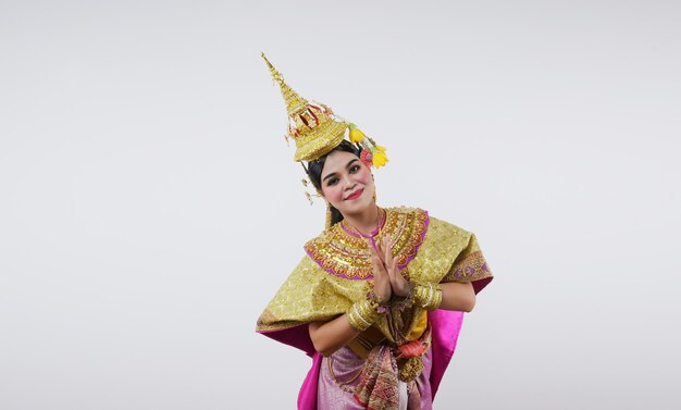 Thailandia Ballando in khon Benjakai mascherato su grigio. Arte tailandese con un costume e una danza unici.