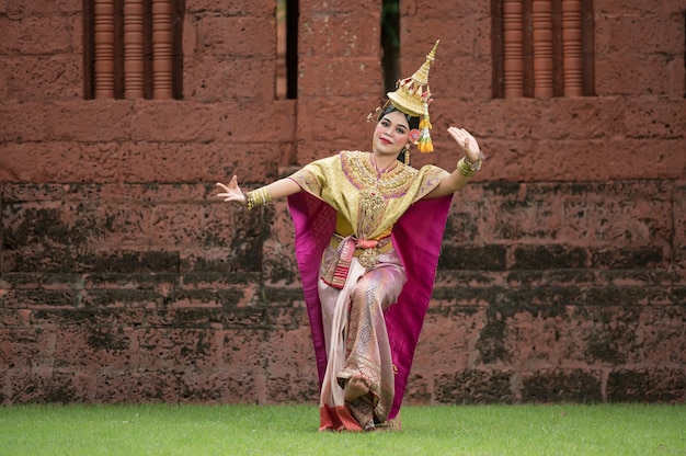 Thailandia Danza in khon Benjakai mascherato con antico tempio