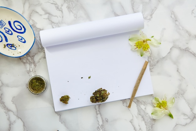 THC e CBD Marijuana Flower and Joint on Drawing Notebook