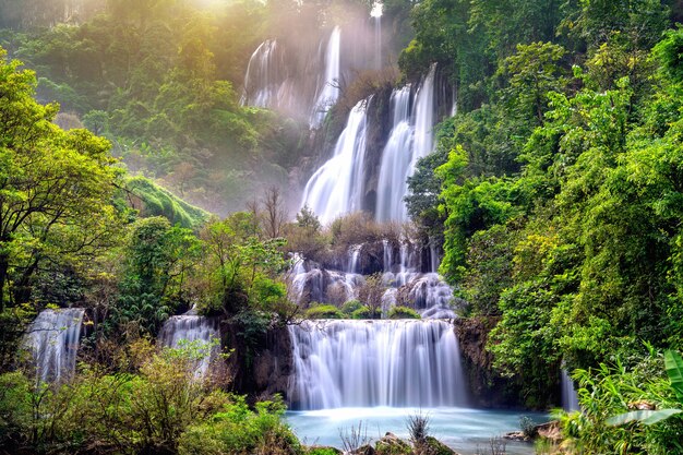 Thi Lo Su (Tee Lor Su) nella provincia di Tak. La cascata di Thi Lo Su la più grande cascata in Thailandia.