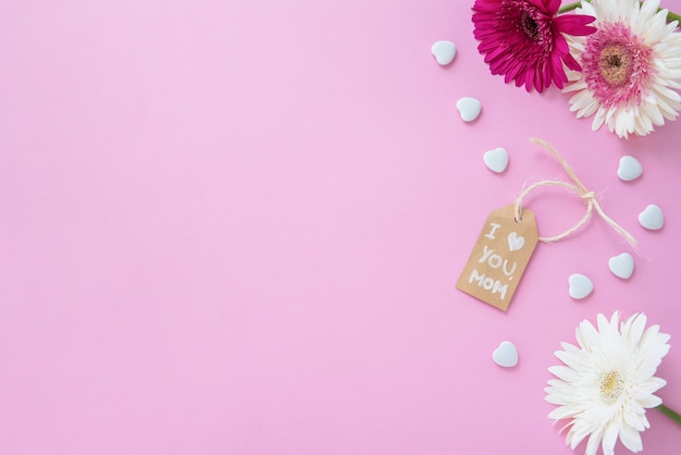 Ti amo iscrizione mamma con fiori di gerbera sul tavolo