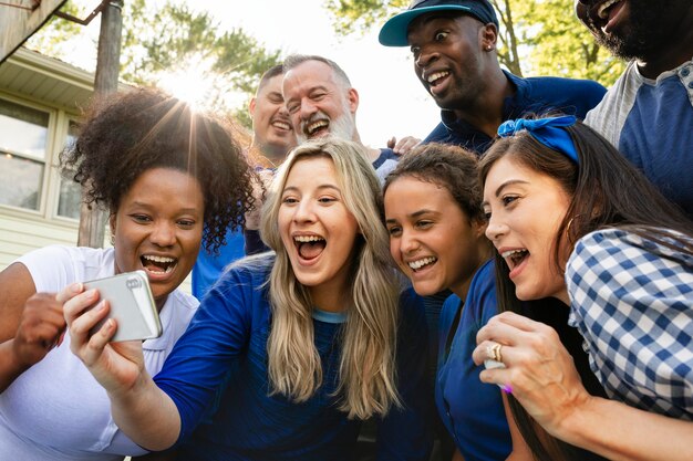 Tifosi che guardano la propria squadra vincere la partita su un telefono cellulare