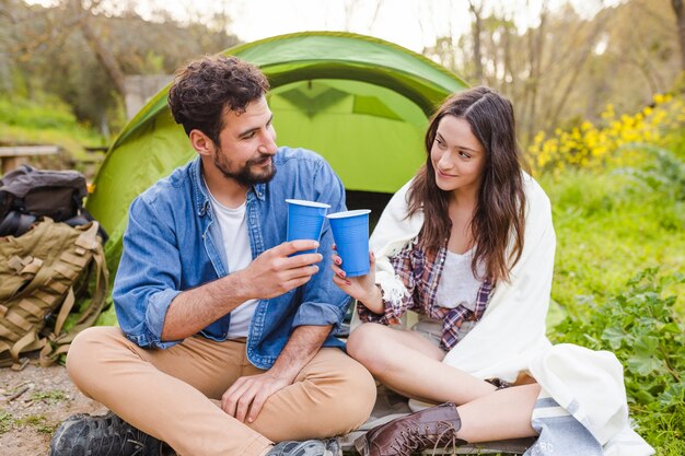 Tintinnio delle coppie vicino alla tenda