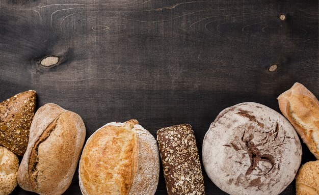 Tipi di pane piatto e sfondo nero spazio copia