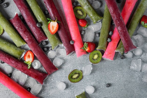 Tipici freezies brasiliani con frutta ancora in vita