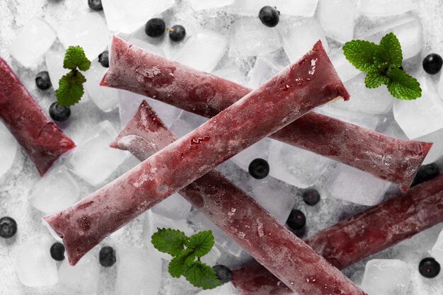 Tipici freezies brasiliani con frutta ancora in vita