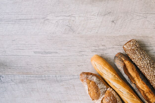 Tipo differente di baguette su fondo strutturato di legno