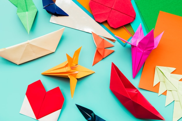 Tipo differente di origami di carta colourful sul fondo dell&#39;alzavola