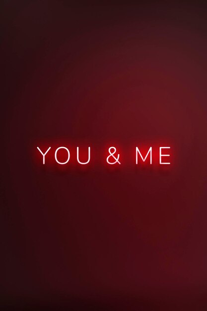 Tipografia al neon luminosa You&Me su sfondo rosso