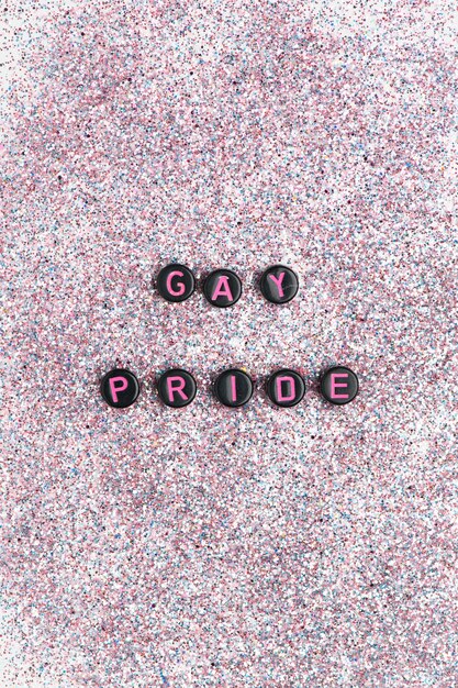 Tipografia di iscrizione di testo di perline di orgoglio gay