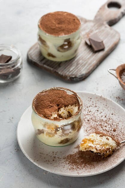 Tiramisù ad alto angolo in barattolo piccolo