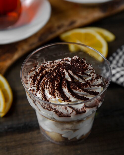 tiramisù al cioccolato sul tavolo