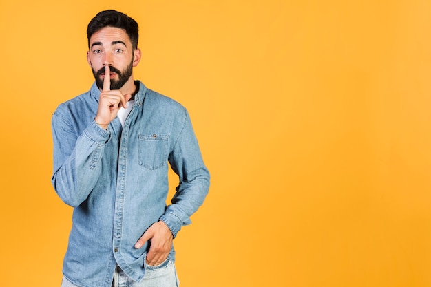 Tirante medio che chiede silenzio