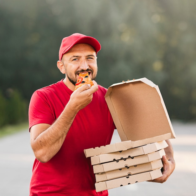 Tirante medio che mangia pizza