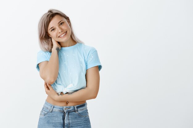 Tiro al coperto di affascinante ragazza bionda in posa in studio