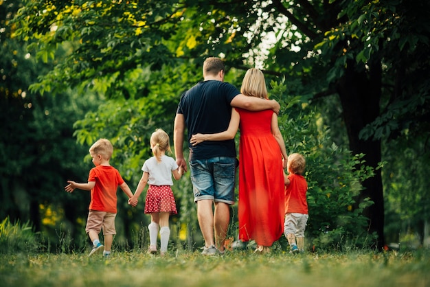 Tiro lungo con la famiglia da dietro