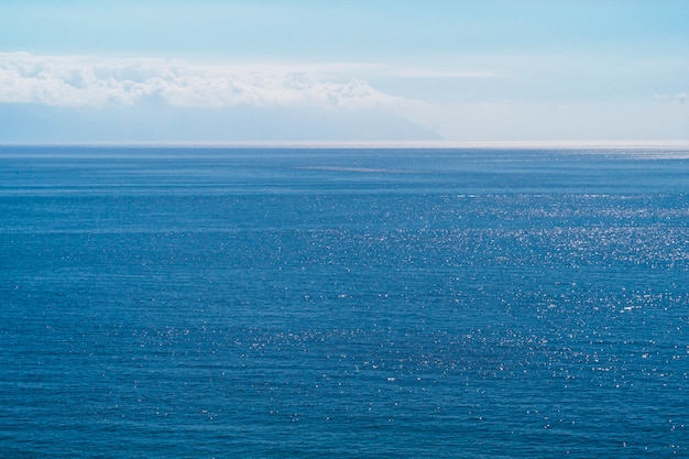 Tiro lungo di acqua di mare cristallina