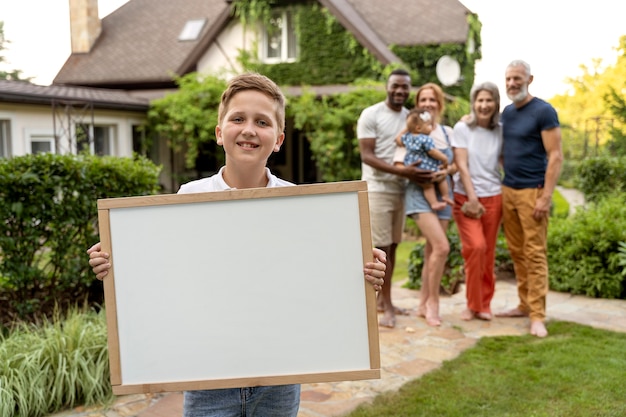 Tiro medio famiglia felice e pensione