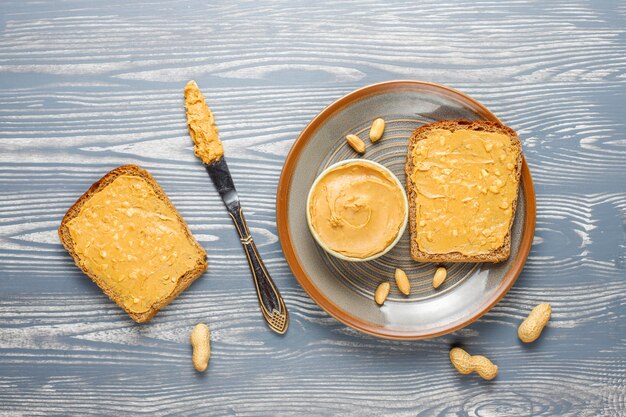 Toast al burro di arachidi
