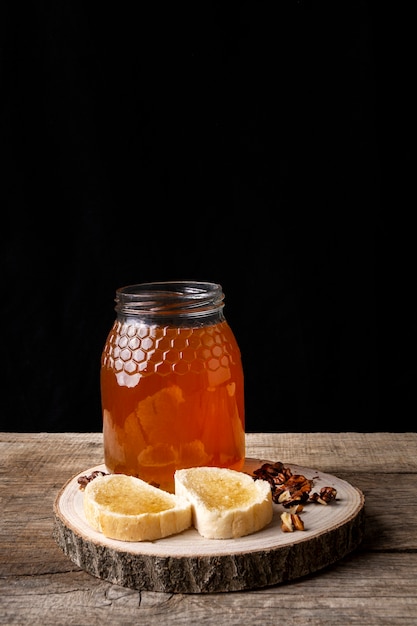 Toast al miele con noci e cereali