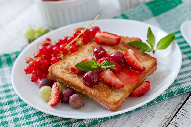 Toast alla francese con frutti di bosco e marmellata per colazione