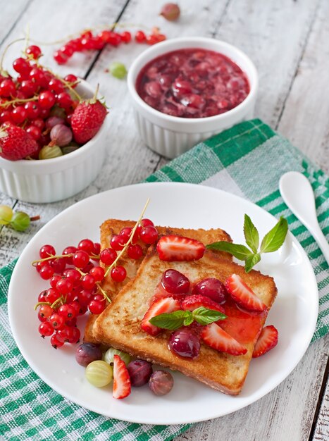 Toast alla francese con frutti di bosco e marmellata per colazione