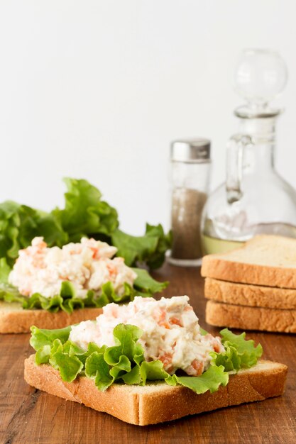 Toast con insalata e crema di formaggio