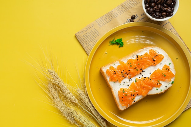 toast con salmone affumicato e crema di formaggio sul tavolo