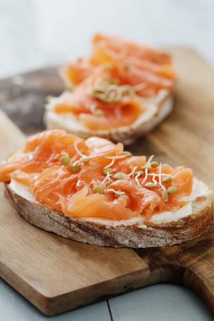 Toast con salmone