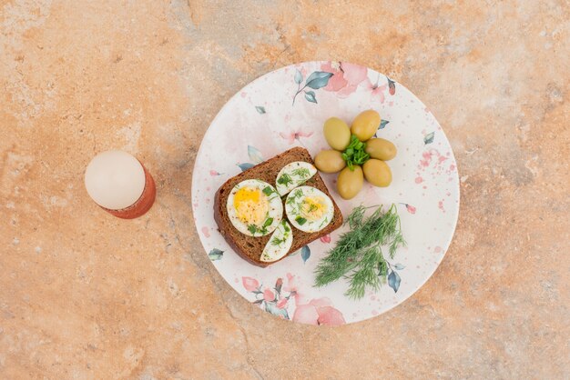 Toast con uova sode sul tavolo di marmo