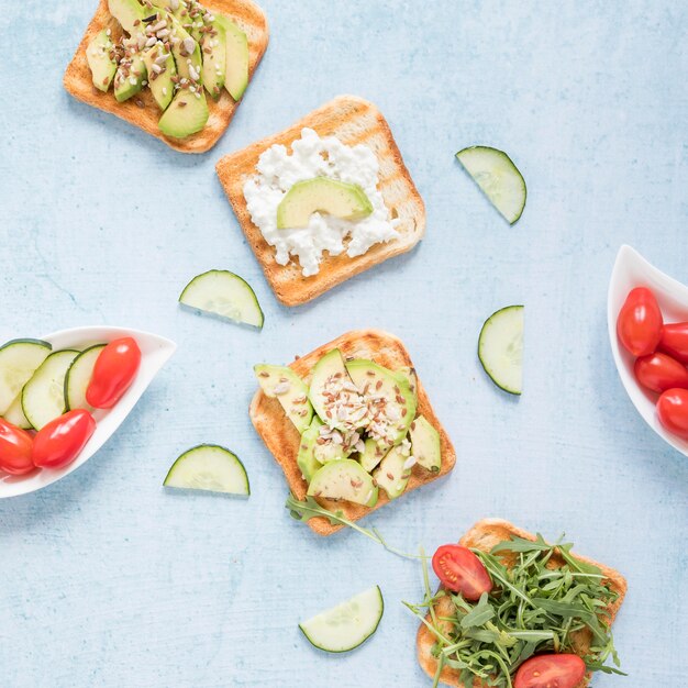 Toast con verdure sul tavolo