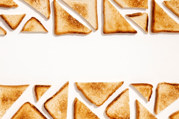 Toast delizioso piatto con spazio di copia