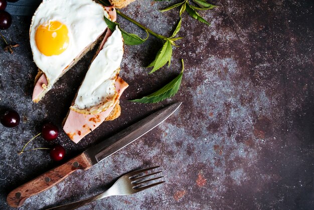 Toast dell'uovo e del prosciutto di vista superiore con lo spazio della copia