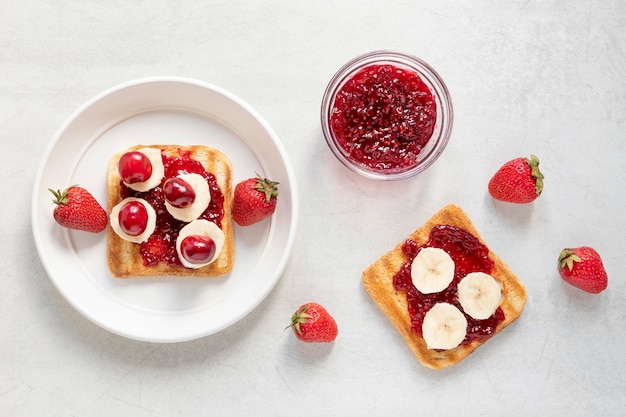 Toast di marmellata e banana per colazione