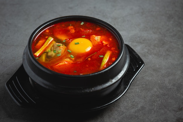 Tofu e tuorlo bolliti in zuppa piccante