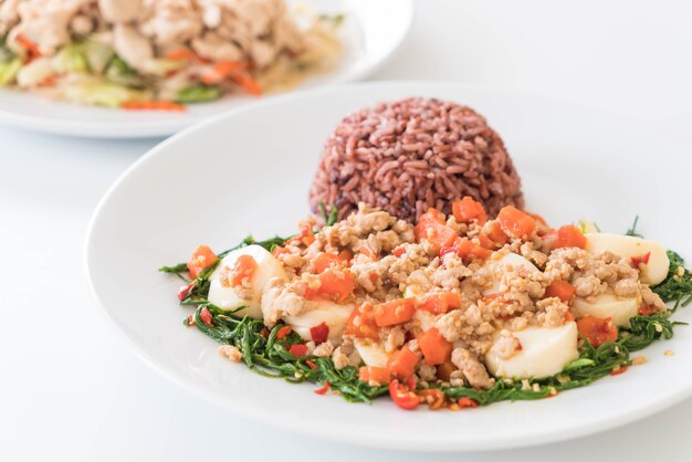 Tofu fritto, arrampicata, maiale tritato e fagioli di soia con riso alla bacca