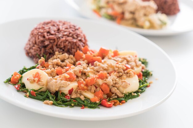 Tofu fritto, arrampicata, maiale tritato e fagioli di soia con riso alla bacca