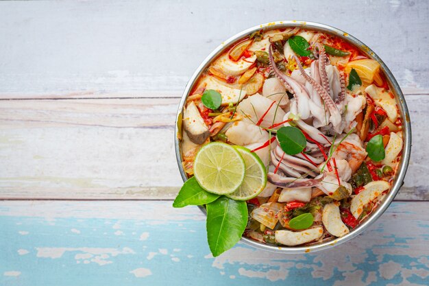 Tom Yum misto di frutti di mare in minestra spessa Hot Pot piccante cibo tailandese.