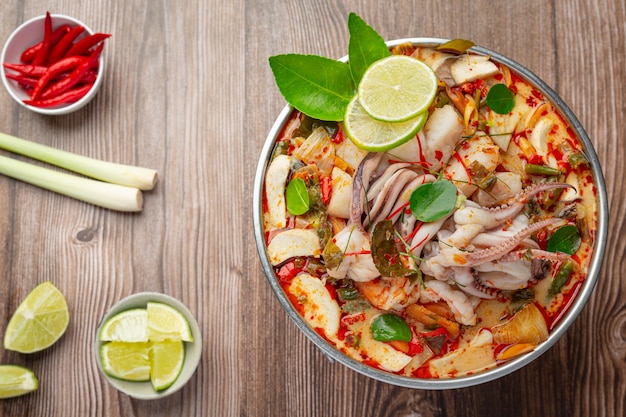 Tom Yum misto di frutti di mare in minestra spessa Hot Pot piccante cibo tailandese.