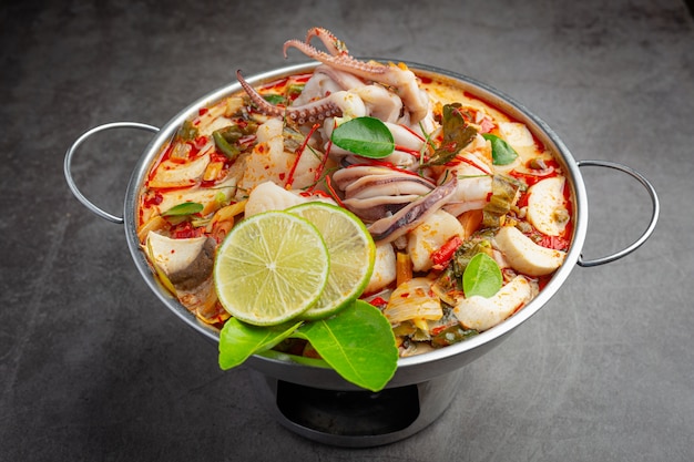 Tom Yum misto di frutti di mare in minestra spessa Hot Pot piccante cibo tailandese.