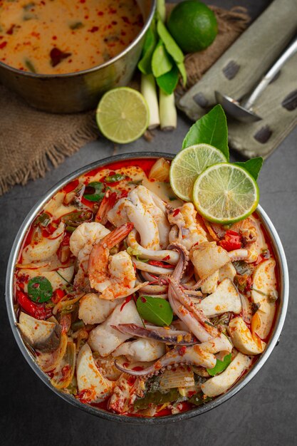 Tom Yum misto di frutti di mare in minestra spessa Hot Pot piccante cibo tailandese.