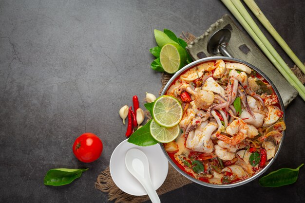 Tom Yum misto di frutti di mare in minestra spessa Hot Pot piccante cibo tailandese.