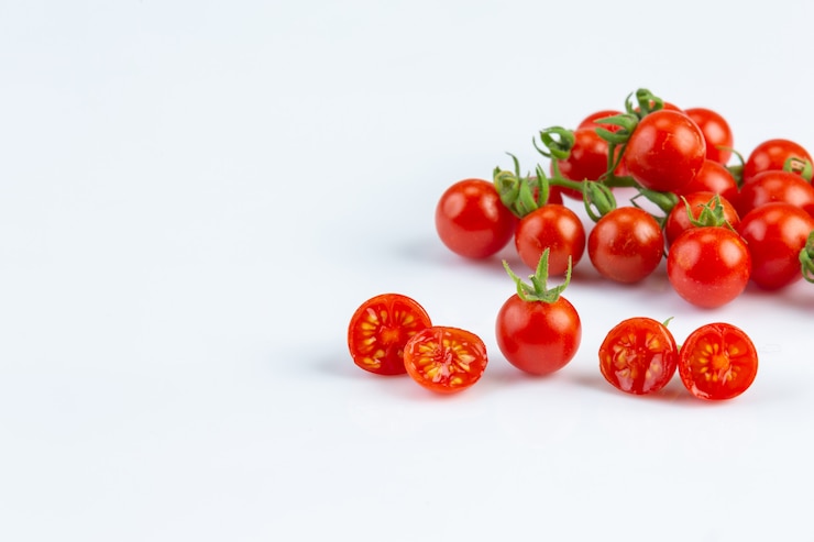 Foto gratuito tometo è il materiale principale per fare il ketchup sul muro bianco.