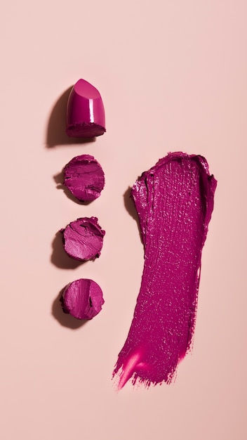 Tonalità di rossetto viola su sfondo rosa