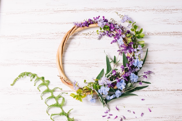 Tondo di legno con fiori e foglie