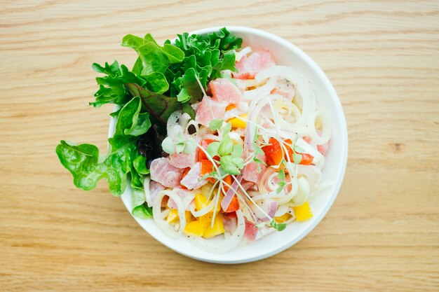 Tonno crudo e fresco con insalata di verdure