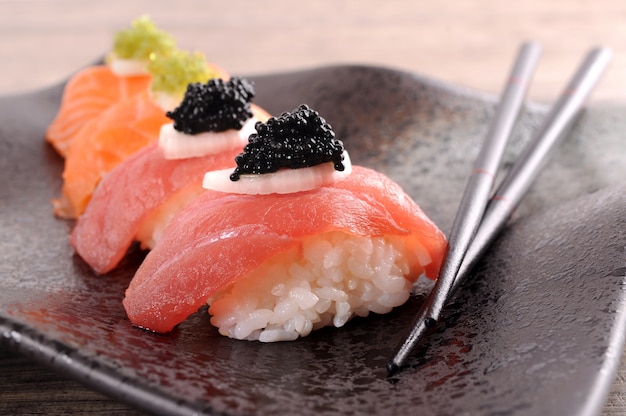 Tonno e salmone sushi set con le bacchette